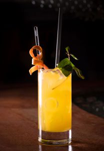 Cocktail with Mango Hoch WEB