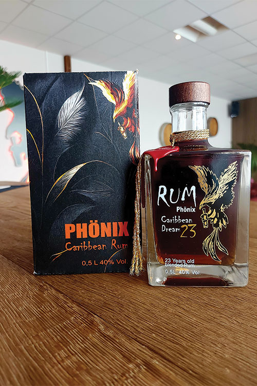 Exklusiver Genuss: Der Phönix Rum Caribbean Dream 23 mit edlem Geschenkkarton – ideal für Kenner und als besonderes Präsent. Perfekt für stilvollen Rum-Genuss. Jetzt Premium Rum & Vodka kaufen