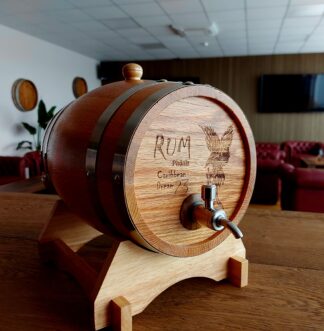 Ein Stück karibische Handwerkskunst: Das Phönix Caribbean Rumfass mit edler Lasergravur – perfekt zur Reifung oder als einzigartiges Highlight für Rum-Liebhaber. Jetzt Premium Rum & Vodka kaufen und echten Genuss entdecken!