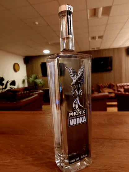 Kristallklarer Genuss: Der Phönix Austrian Premium Vodka überzeugt mit höchster Reinheit und sanfter Milde – ideal für exklusive Drinks oder puren Genuss. Jetzt Premium Rum & Vodka kaufen und Qualität erleben!