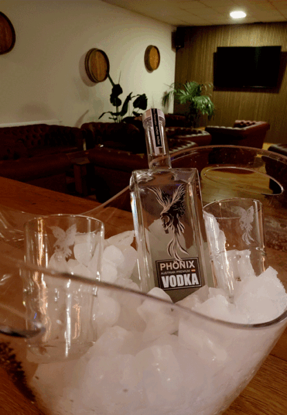 Kristallklarer Genuss: Der Phönix Austrian Premium Vodka überzeugt mit höchster Reinheit und sanfter Milde – ideal für exklusive Drinks oder puren Genuss. Jetzt Premium Rum & Vodka kaufen und Qualität erleben!