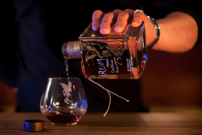 Phönix Rum Caribbean Dream 23 – Premium-Rum für echte Genießer! Der edle Tropfen wird ins Glas eingeschenkt und entfaltet sein einzigartiges Aroma. Jetzt entdecken und Premium Rum & Vodka kaufen für besonderen Genuss