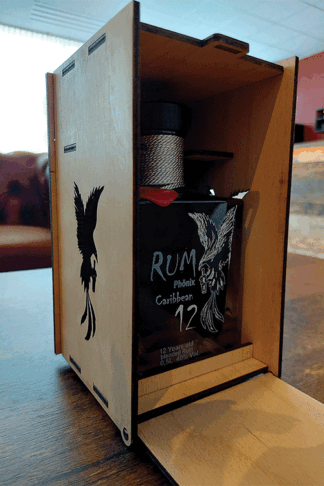 Exklusiver Genuss: Der Phönix Rum Caribbean 12 mit edlem handgefertigten Holzbox – ideal für Kenner und als besonderes Präsent. Perfekt für stilvollen Rum-Genuss. Jetzt Premium Rum & Vodka kaufen