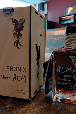 Exklusiver Genuss: Der Phönix Rum Caribbean Dream 23 mit edlem handgefertigten Holzbox – ideal für Kenner und als besonderes Präsent. Perfekt für stilvollen Rum-Genuss. Jetzt Premium Rum & Vodka kaufen