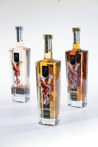 Pure Eleganz: Der Phönix White, Chocolate und Spiced Flavored Vodka mit feinen Geschmacksnoten – mild und sweet im Geschmack. Perfekt für Cocktails oder puren Genuss auch perfekt für die Gastronomie. Jetzt Premium Rum & Vodka kaufen und außergewöhnliche Qualität im 3er-Set erleben!